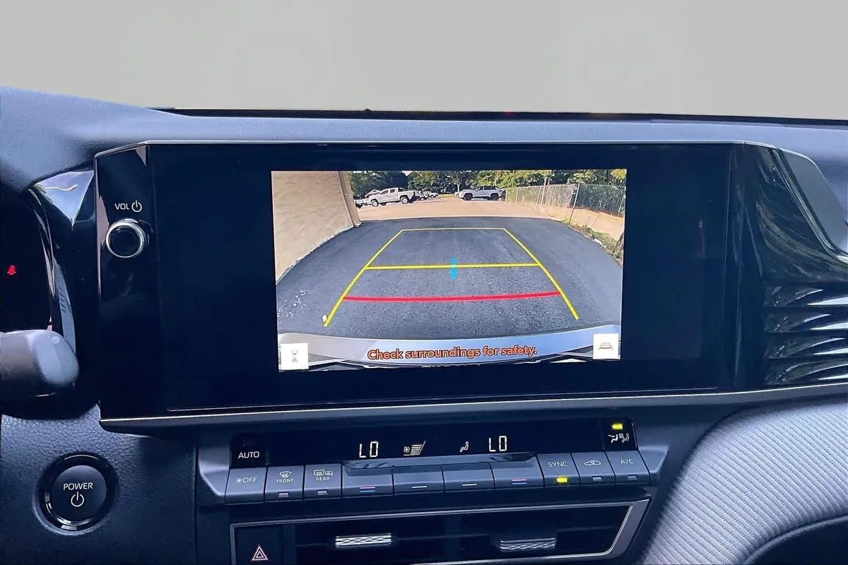 2025 Toyota Camry SE thumbnail 27