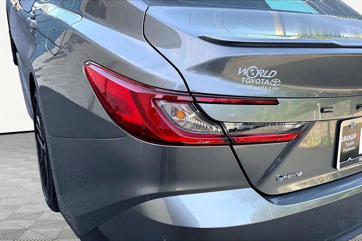 2025 Toyota Camry SE thumbnail 29