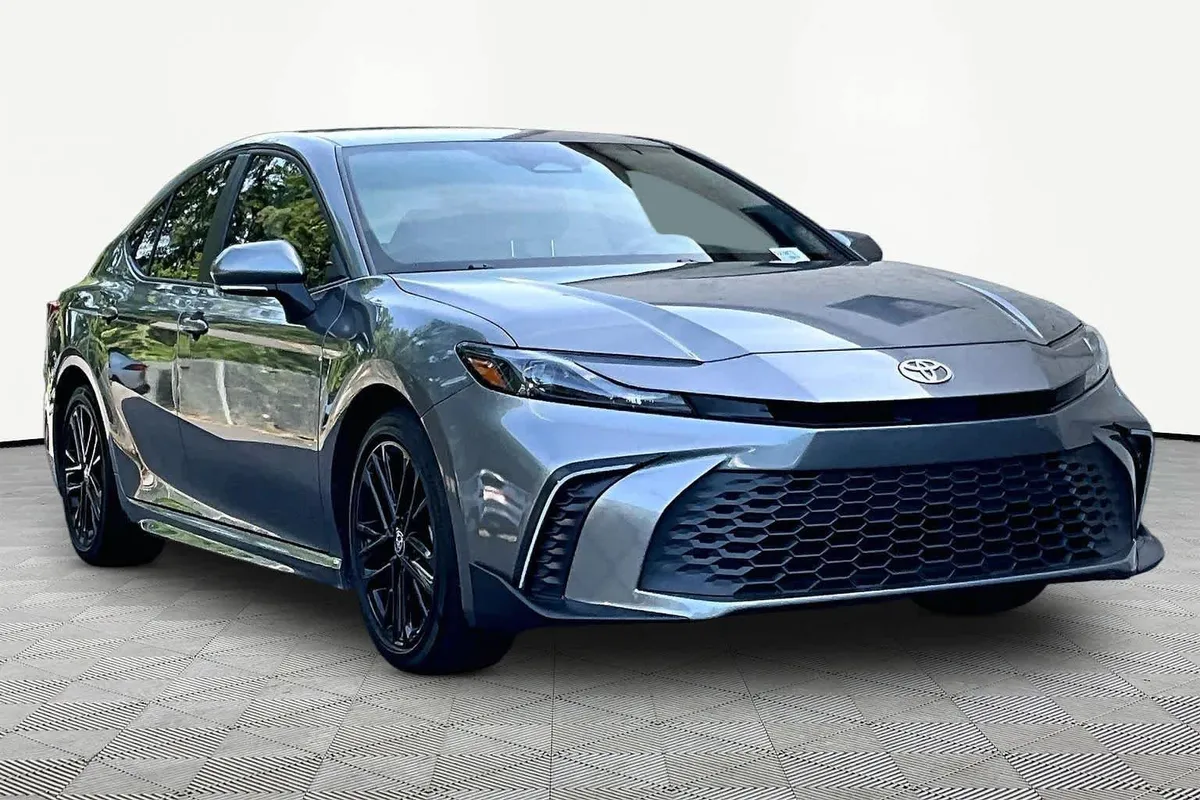 2025 Toyota Camry SE thumbnail 3