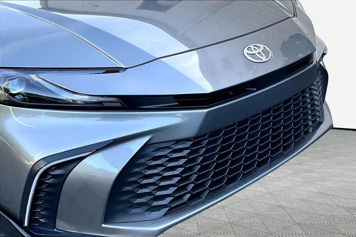 2025 Toyota Camry SE thumbnail 30