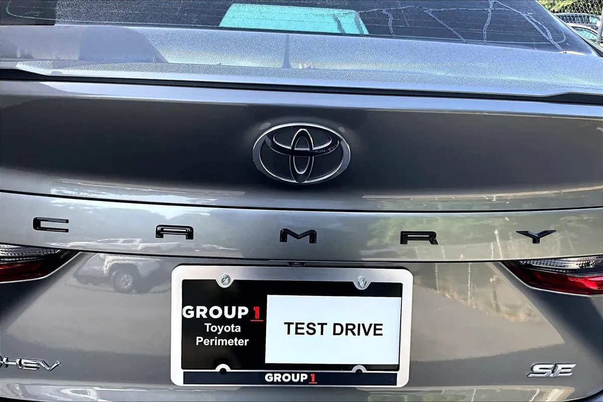 2025 Toyota Camry SE thumbnail 31