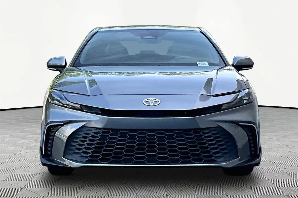 2025 Toyota Camry SE thumbnail 4
