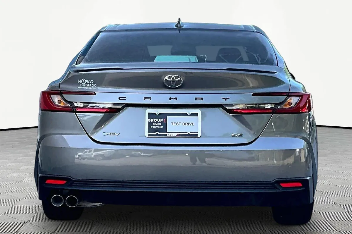 2025 Toyota Camry SE thumbnail 5