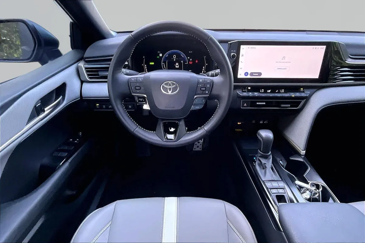 2025 Toyota Camry SE thumbnail 6