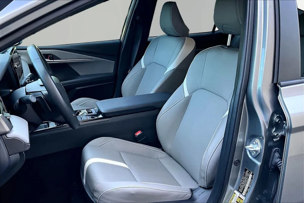 2025 Toyota Camry SE thumbnail 8