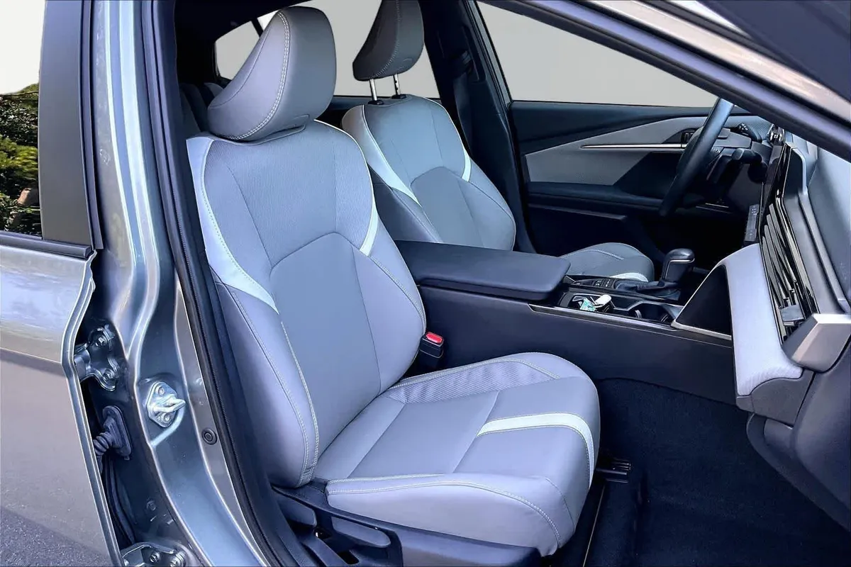 2025 Toyota Camry SE thumbnail 9