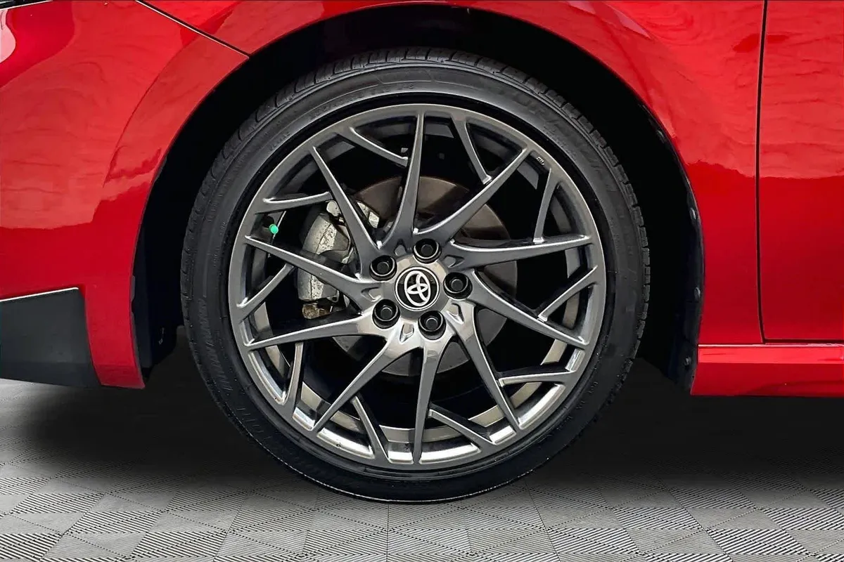 2025 Toyota Camry SE thumbnail 10