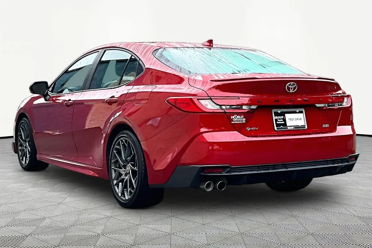 2025 Toyota Camry SE thumbnail 11