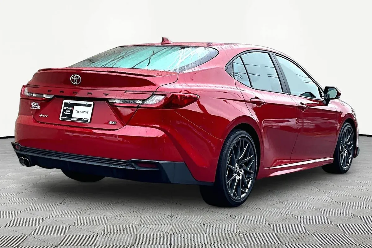 2025 Toyota Camry SE thumbnail 12