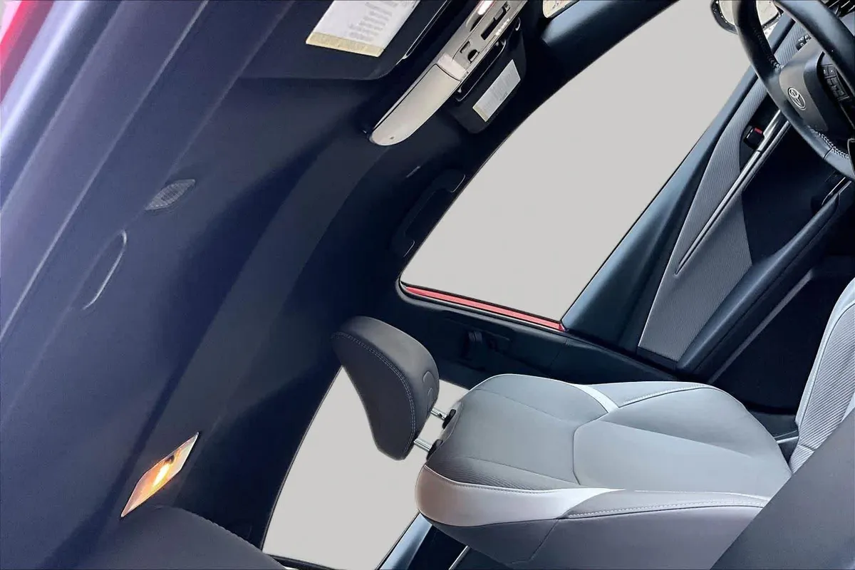 2025 Toyota Camry SE thumbnail 13