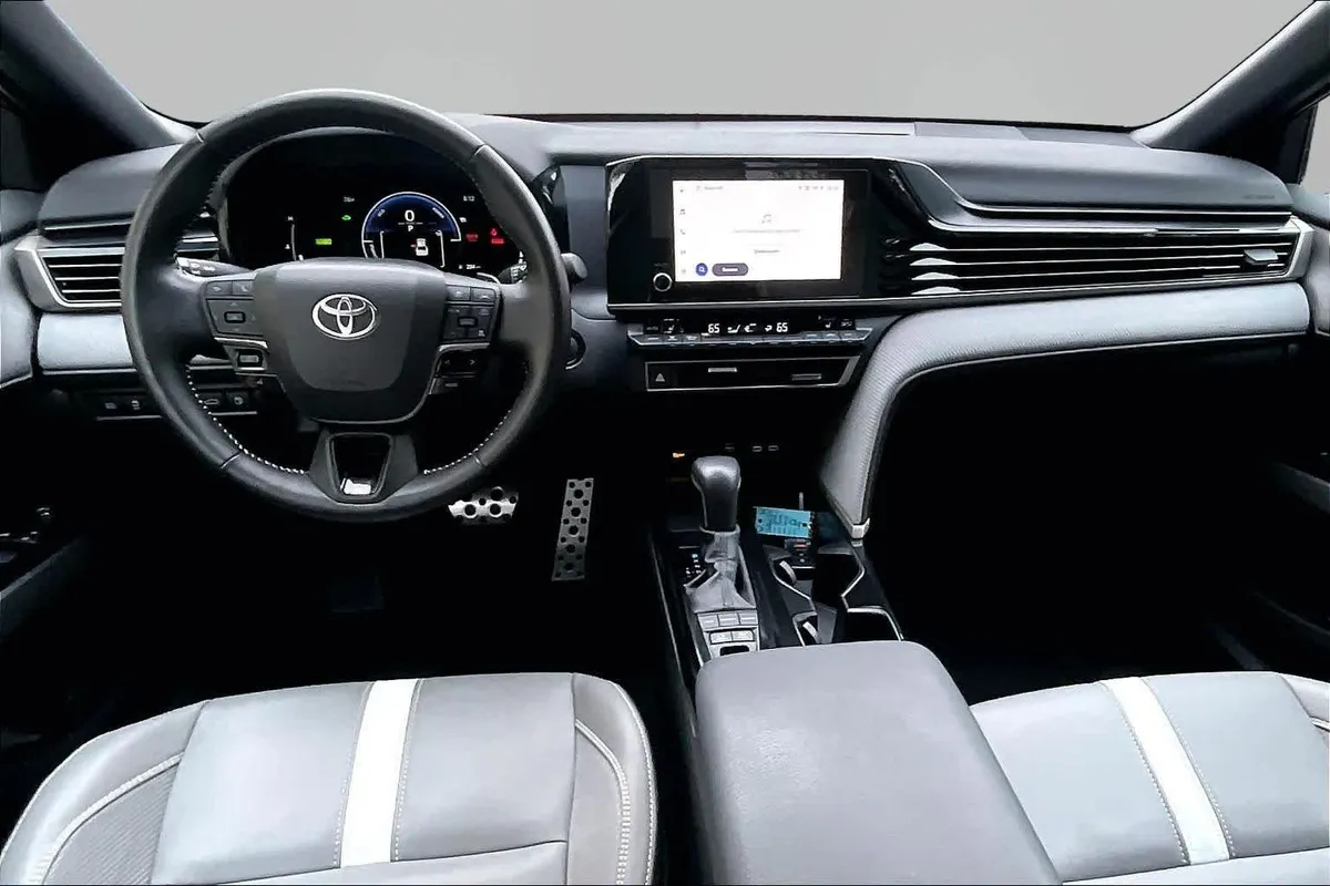 2025 Toyota Camry SE thumbnail 15