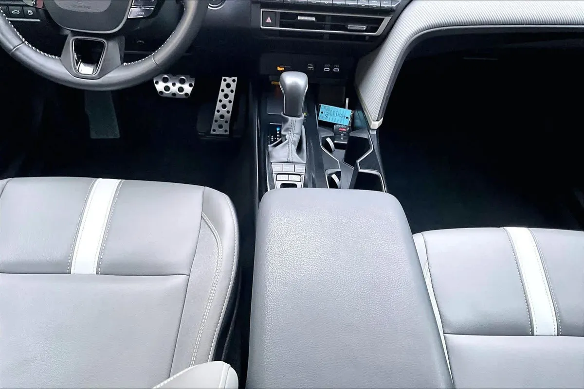 2025 Toyota Camry SE thumbnail 16