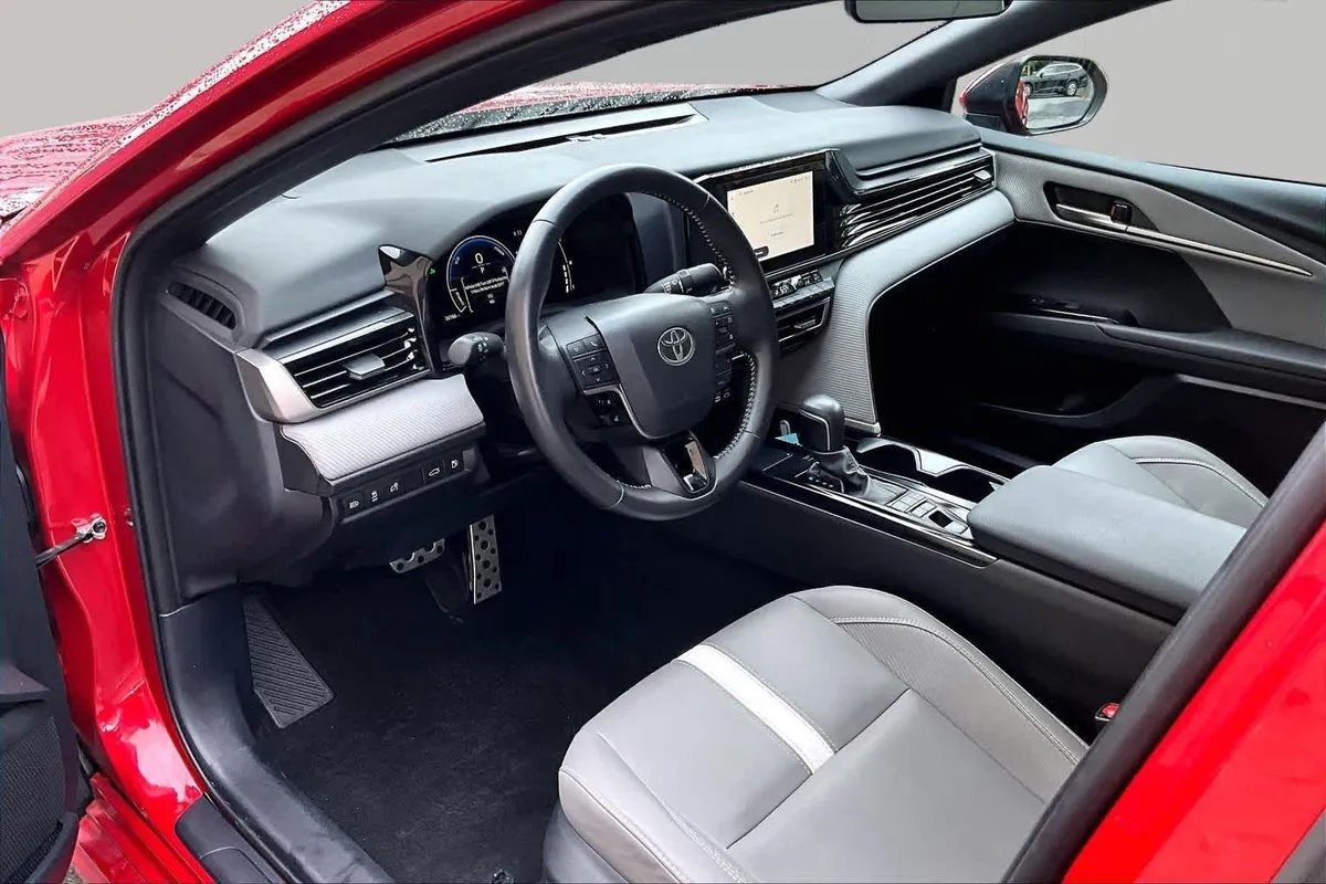 2025 Toyota Camry SE thumbnail 17