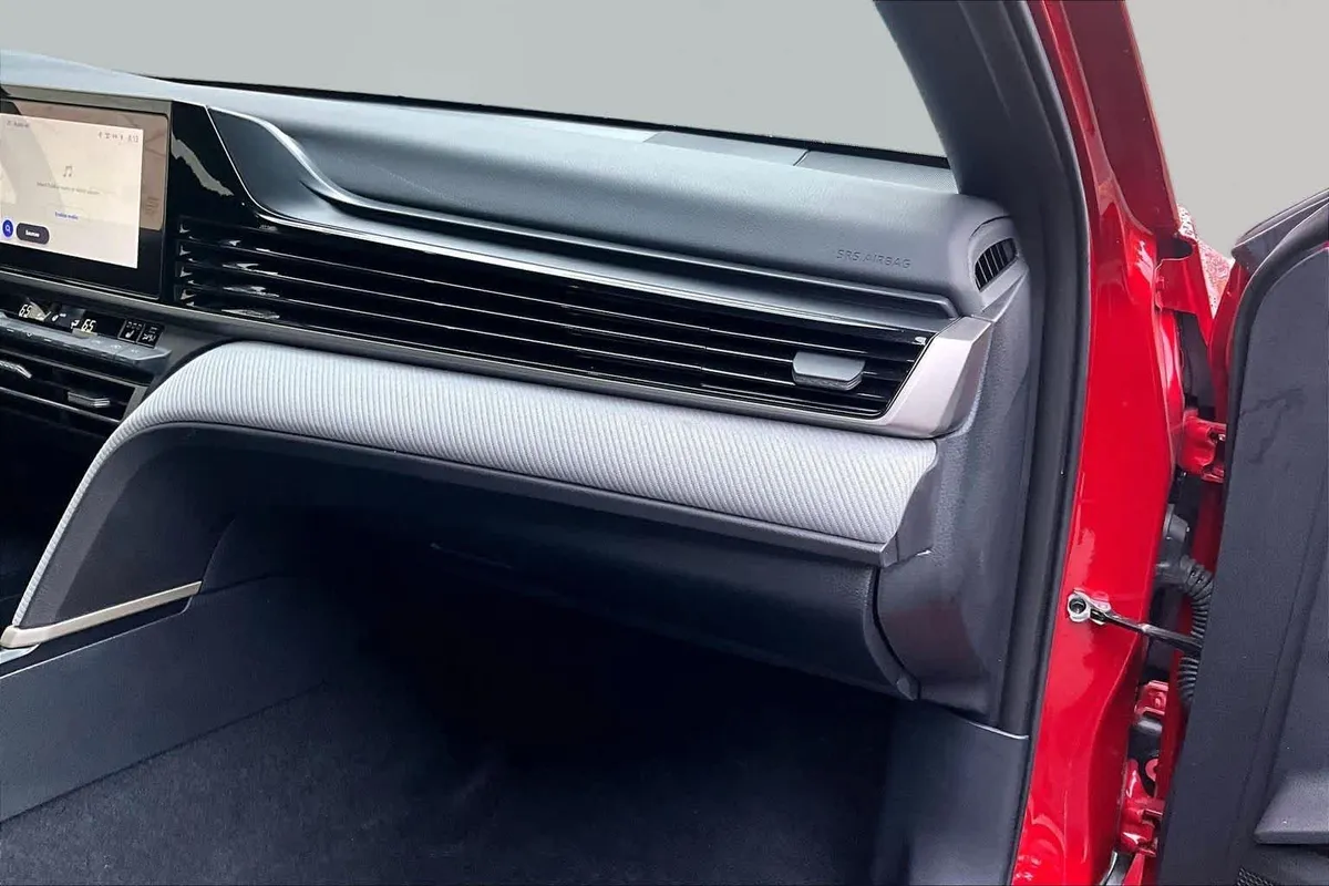 2025 Toyota Camry SE thumbnail 18