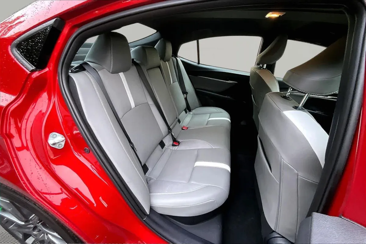 2025 Toyota Camry SE thumbnail 19