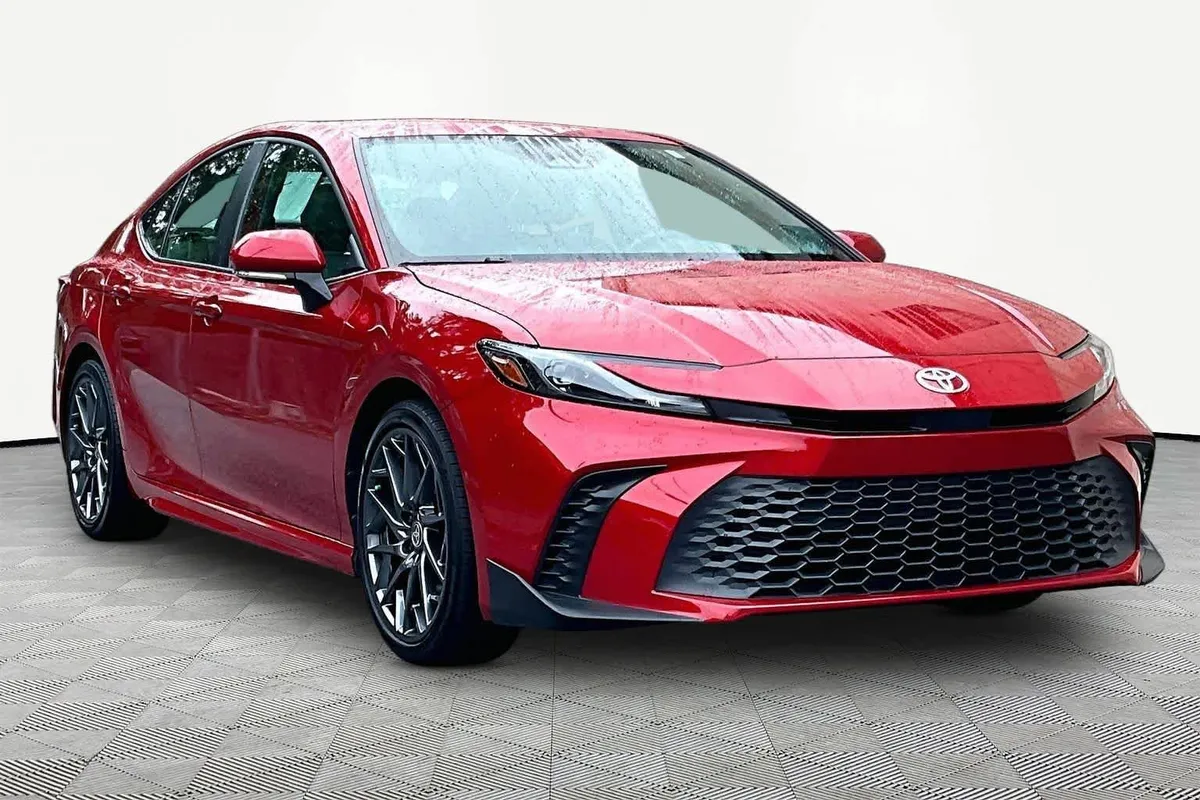2025 Toyota Camry SE thumbnail 2