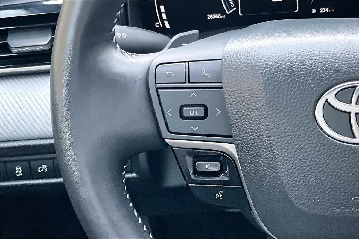 2025 Toyota Camry SE thumbnail 23