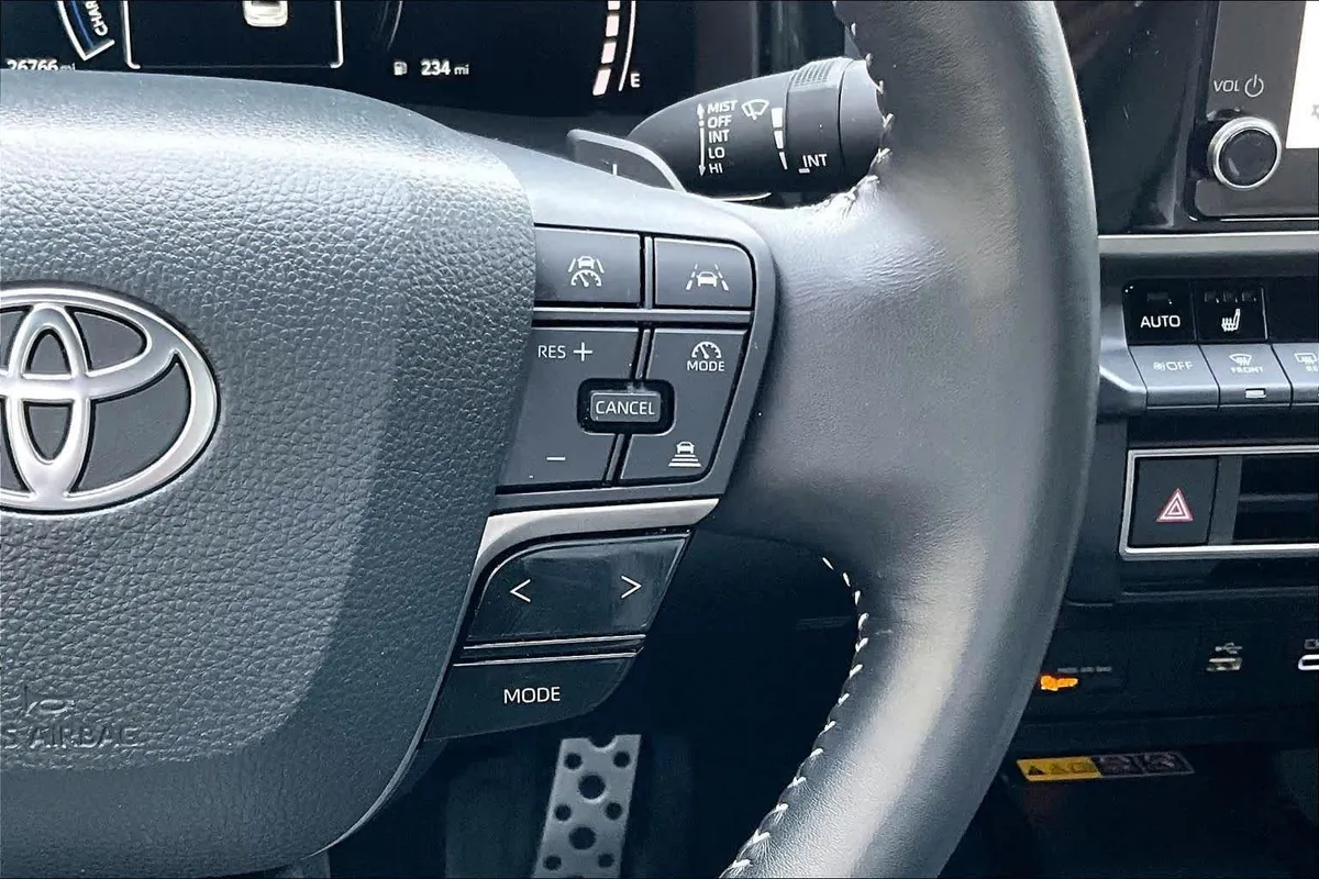 2025 Toyota Camry SE thumbnail 24