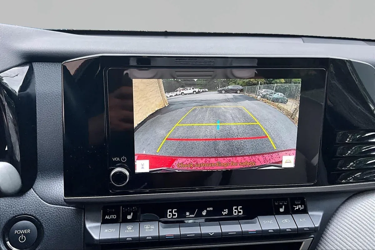 2025 Toyota Camry SE thumbnail 26