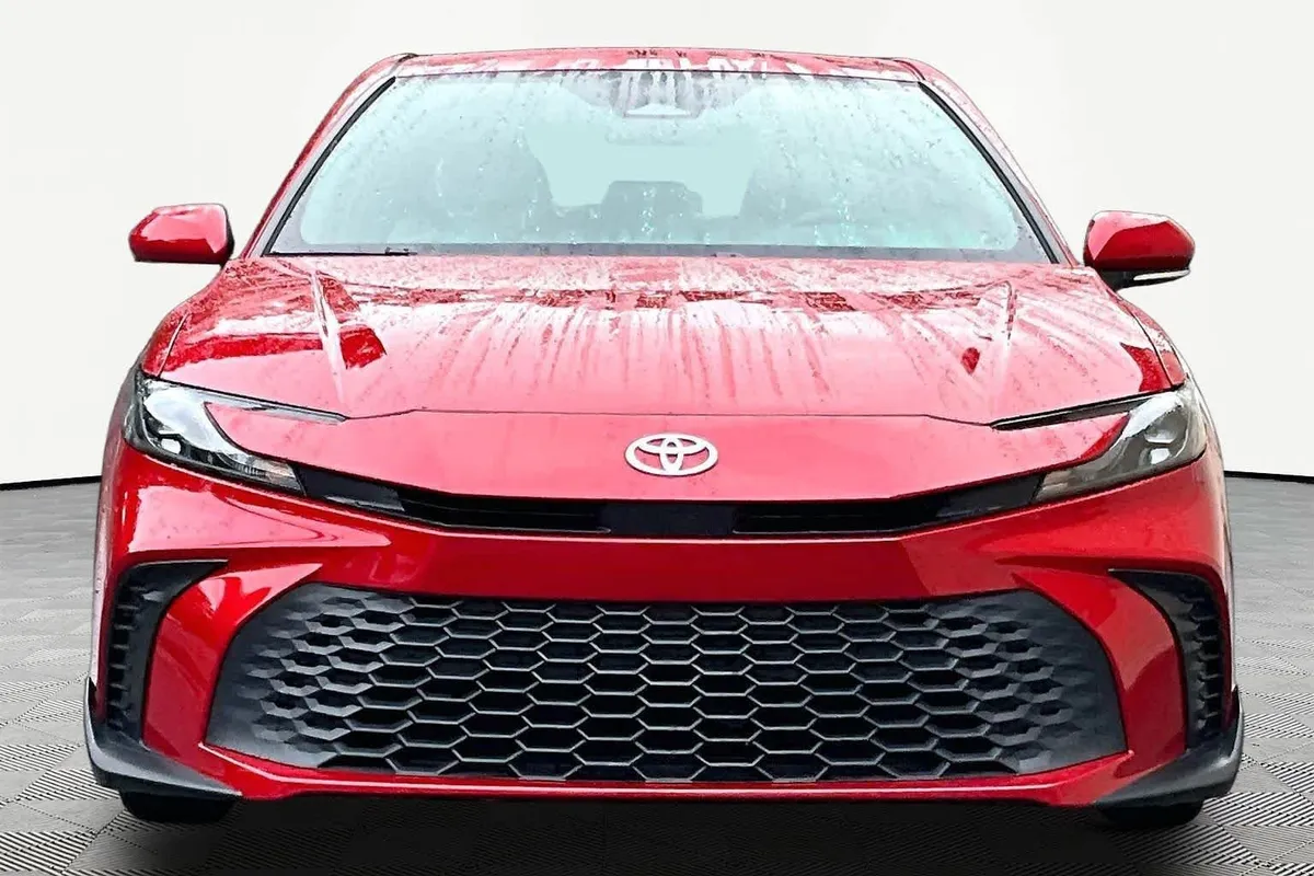 2025 Toyota Camry SE thumbnail 3