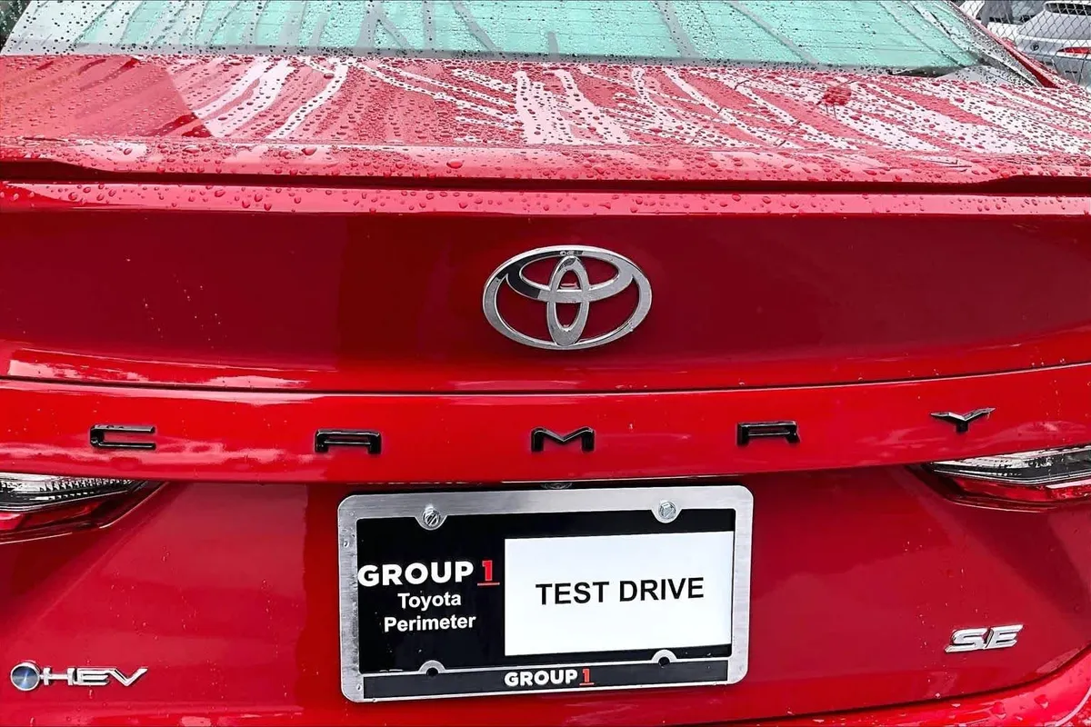 2025 Toyota Camry SE thumbnail 30