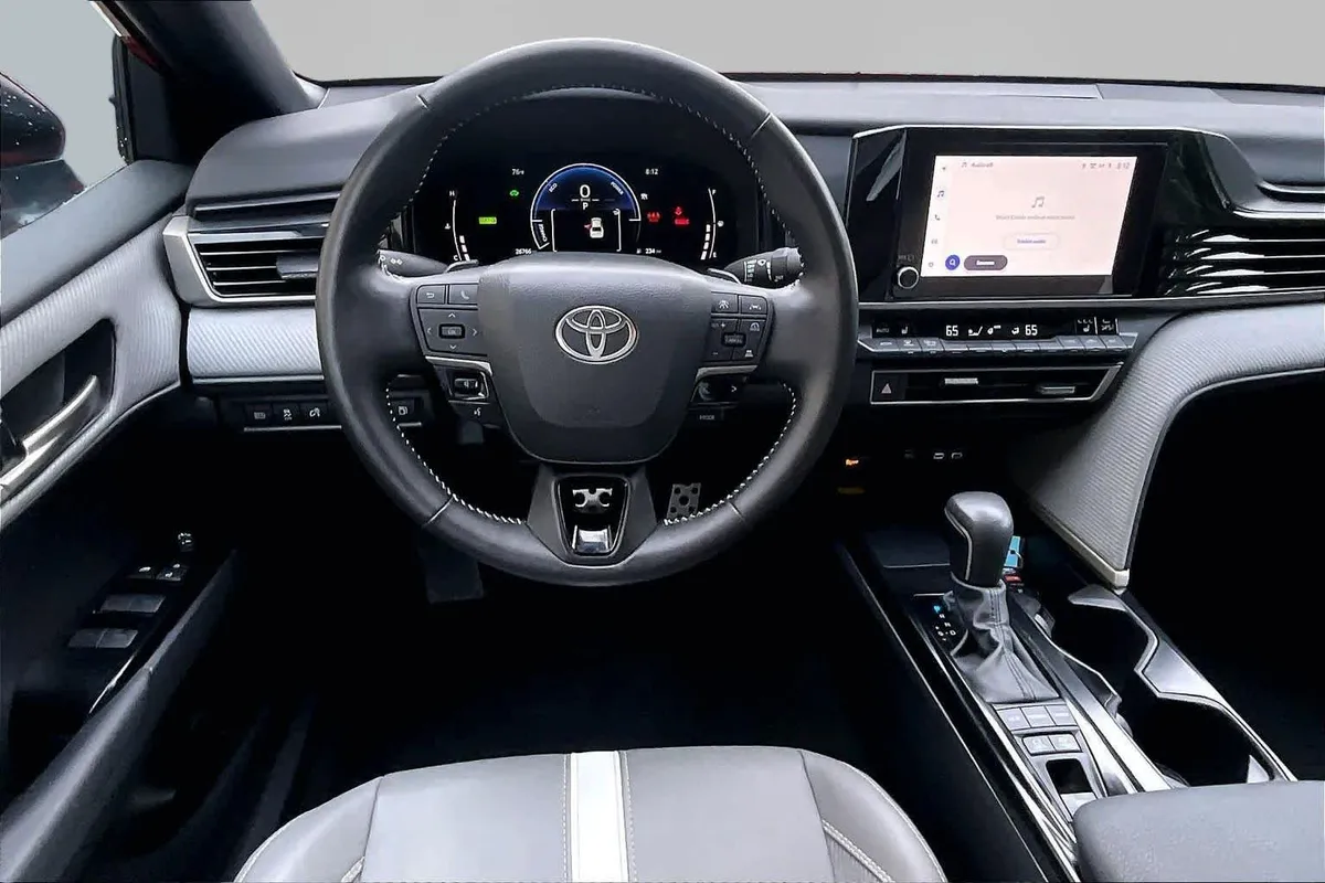2025 Toyota Camry SE thumbnail 5