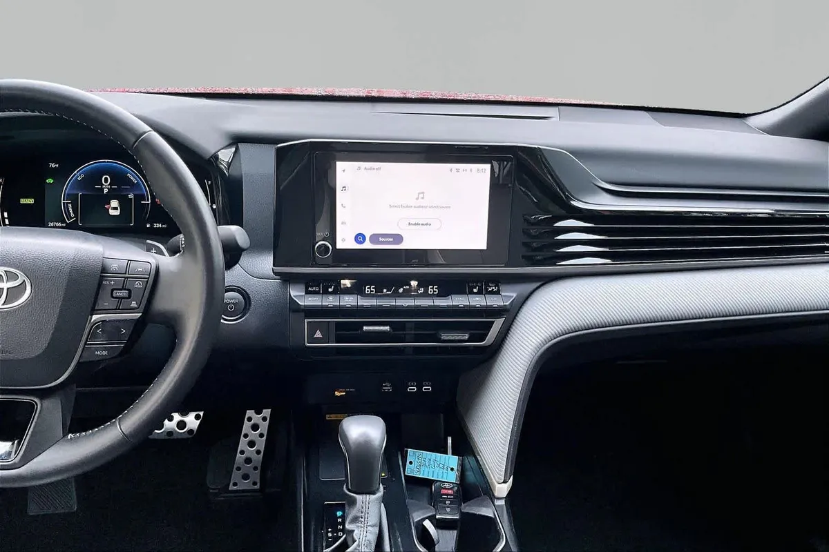 2025 Toyota Camry SE thumbnail 6