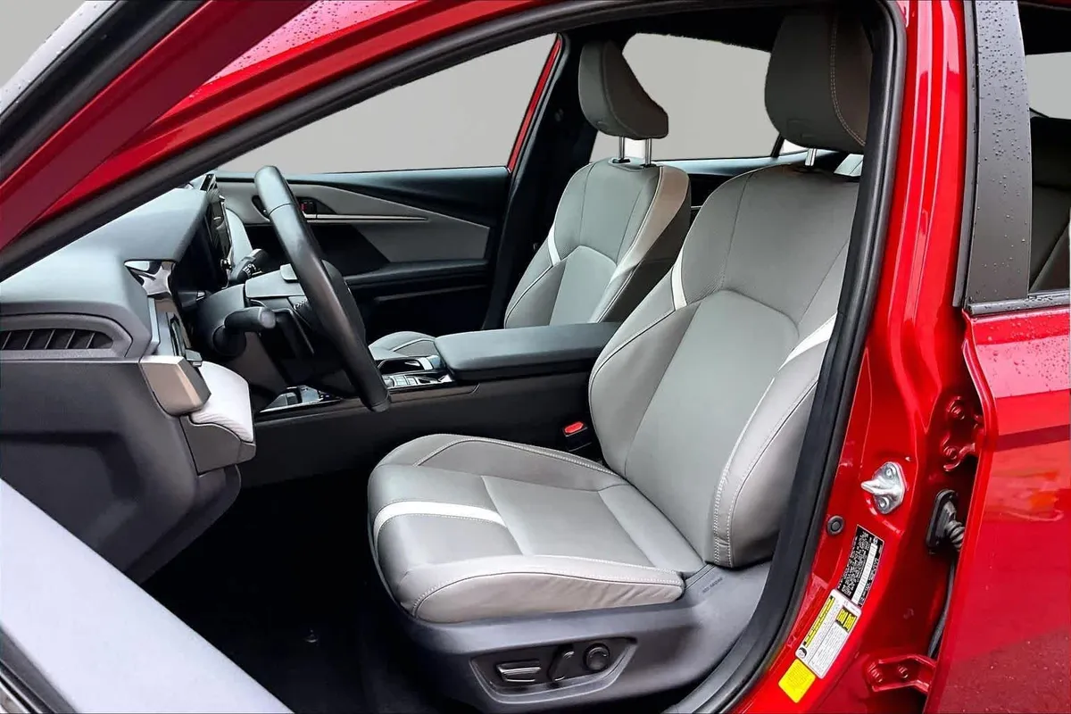 2025 Toyota Camry SE thumbnail 7