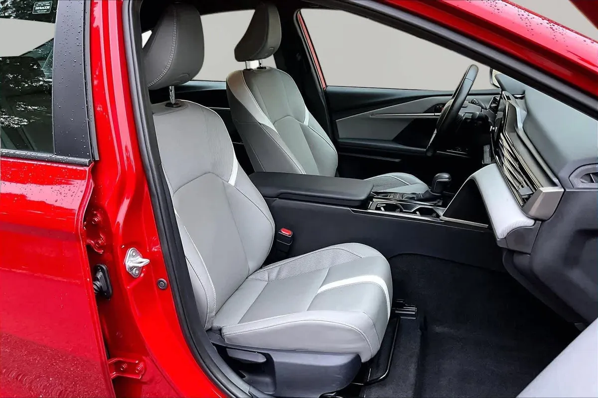 2025 Toyota Camry SE thumbnail 8