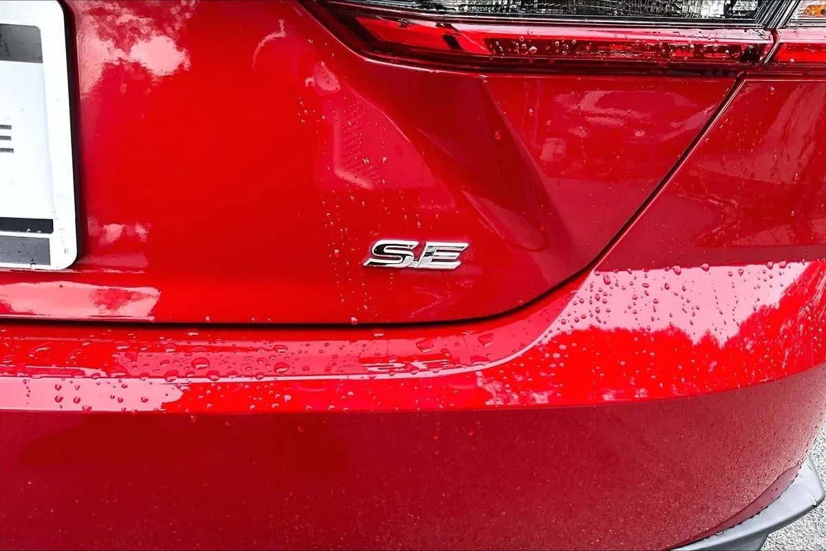 2025 Toyota Camry SE thumbnail 9