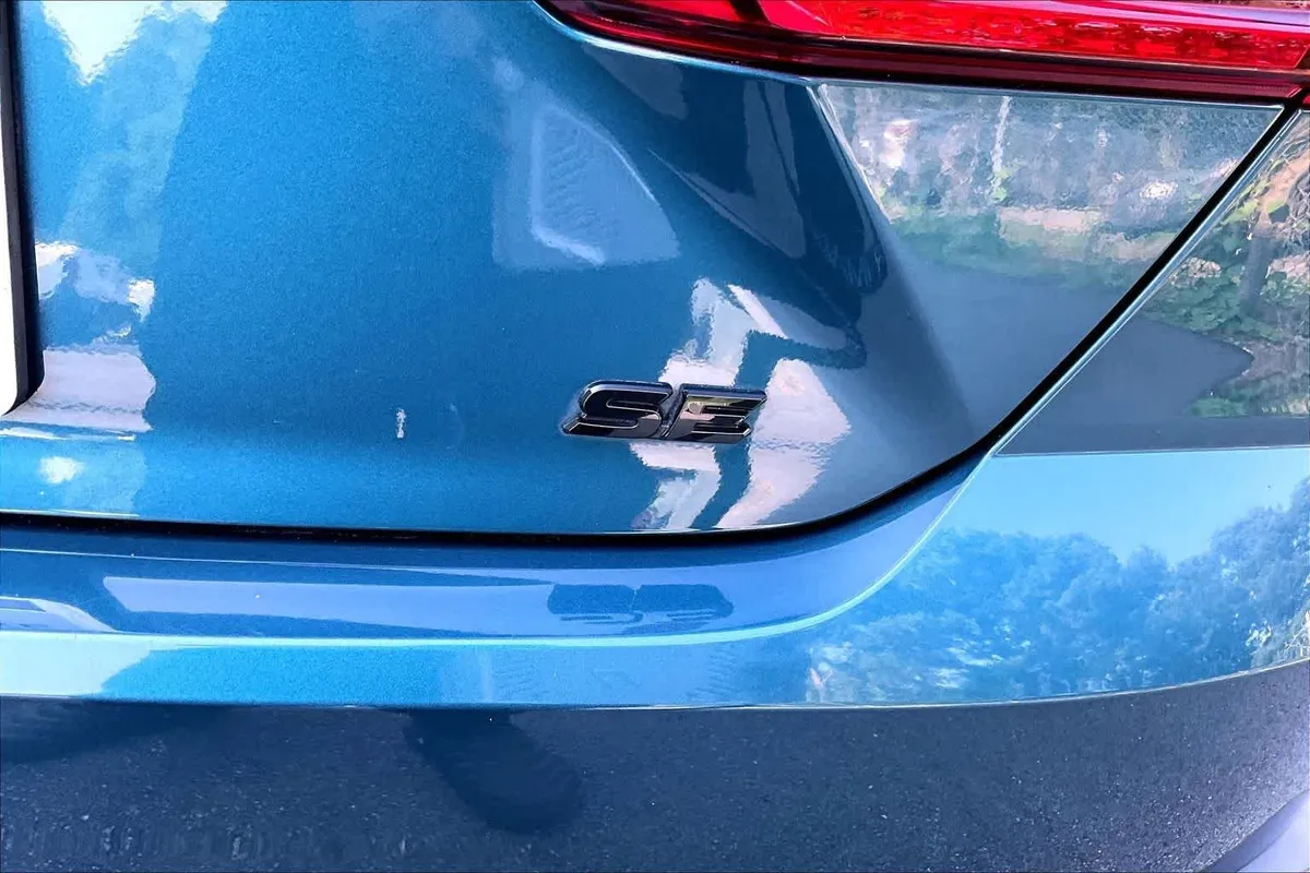 2025 Toyota Camry SE thumbnail 10