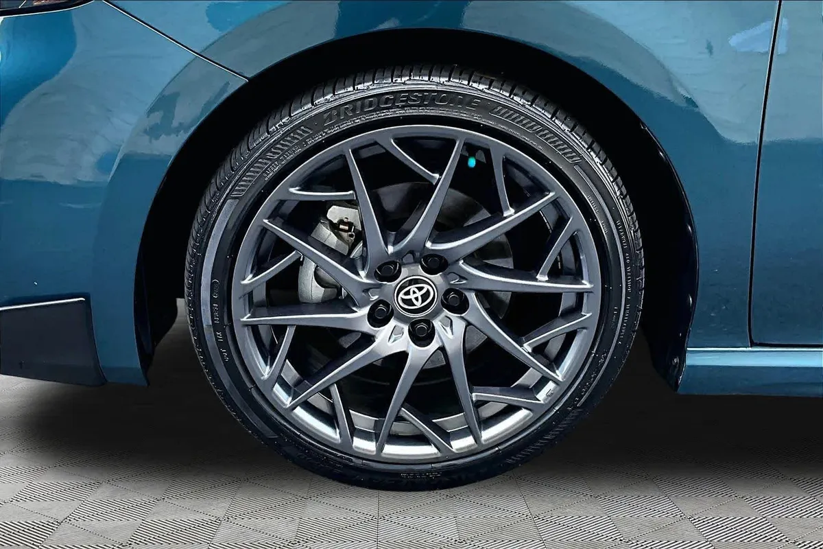 2025 Toyota Camry SE thumbnail 11