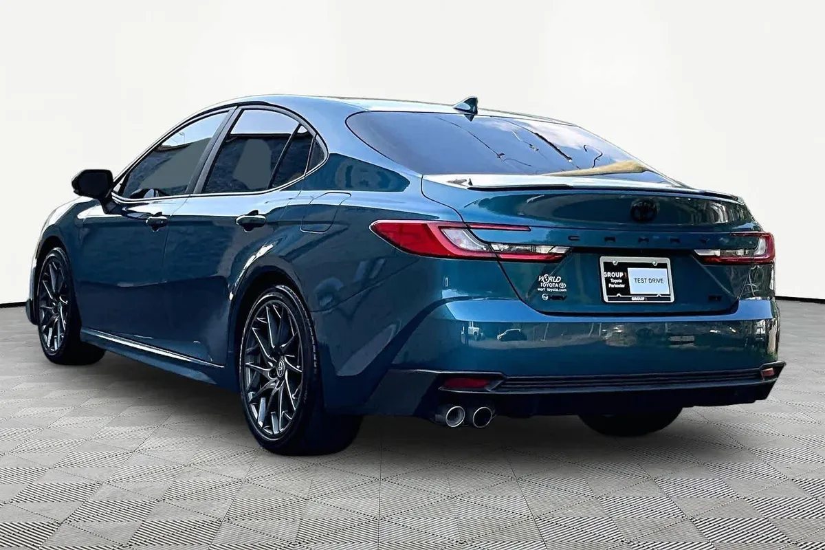 2025 Toyota Camry SE thumbnail 12