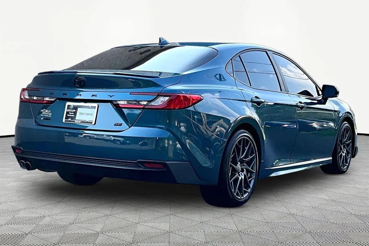 2025 Toyota Camry SE thumbnail 13