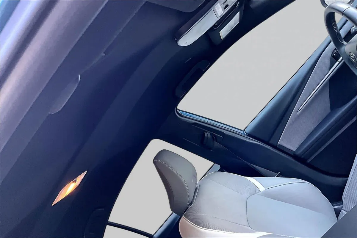 2025 Toyota Camry SE thumbnail 14