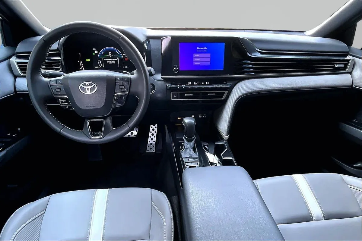2025 Toyota Camry SE thumbnail 16