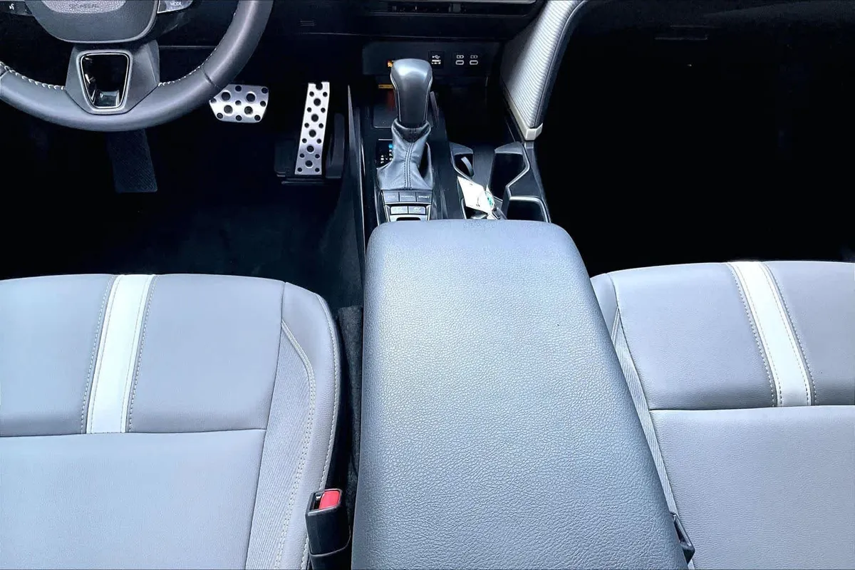 2025 Toyota Camry SE thumbnail 17