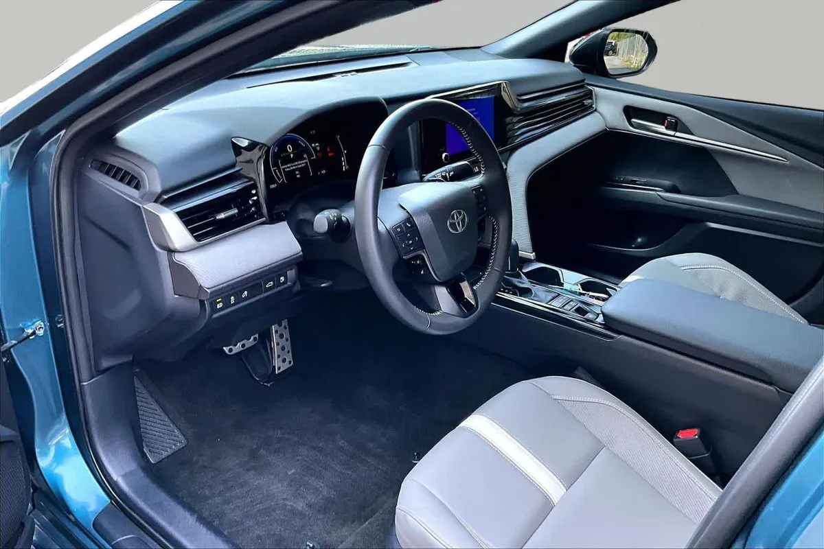 2025 Toyota Camry SE thumbnail 18