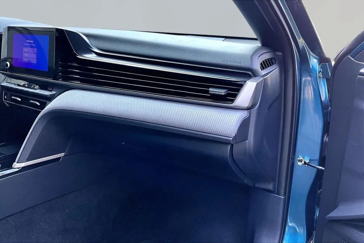 2025 Toyota Camry SE thumbnail 19