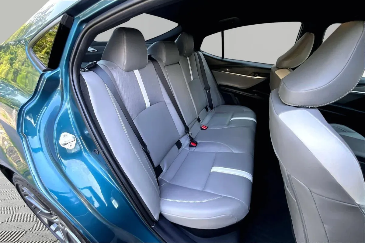 2025 Toyota Camry SE thumbnail 20