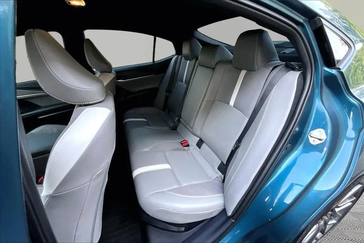 2025 Toyota Camry SE thumbnail 21