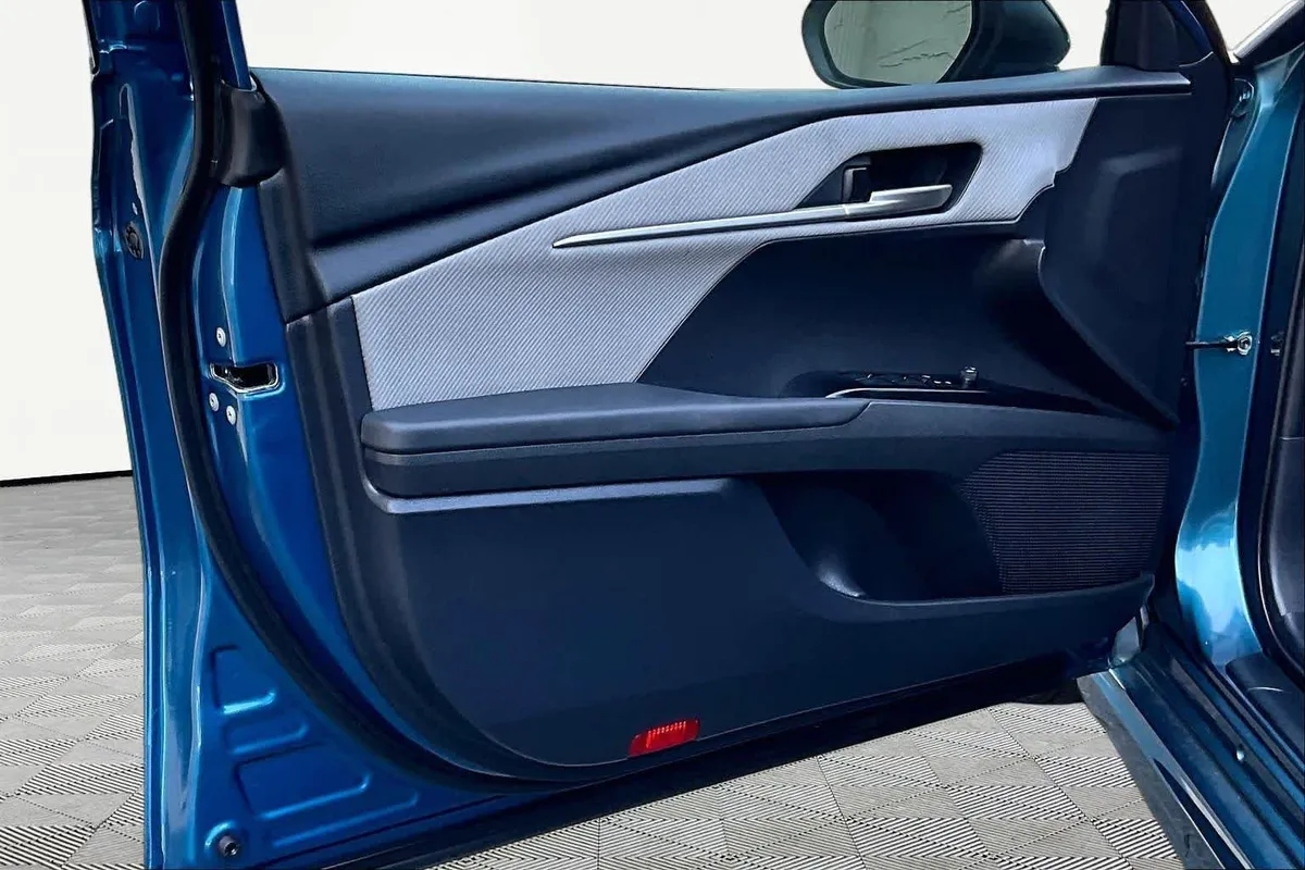 2025 Toyota Camry SE thumbnail 22