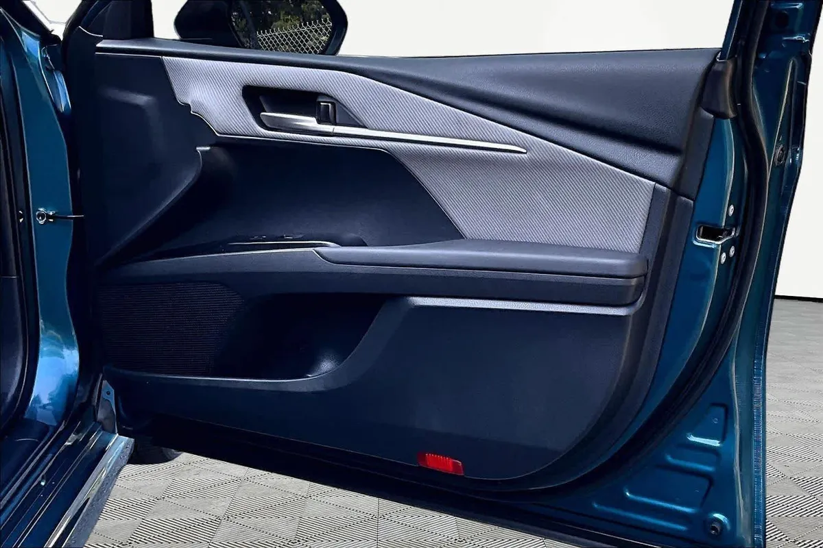 2025 Toyota Camry SE thumbnail 23