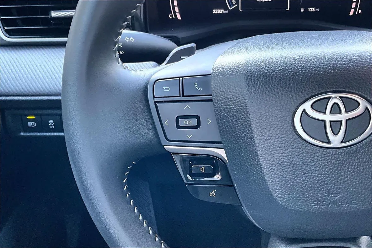 2025 Toyota Camry SE thumbnail 24