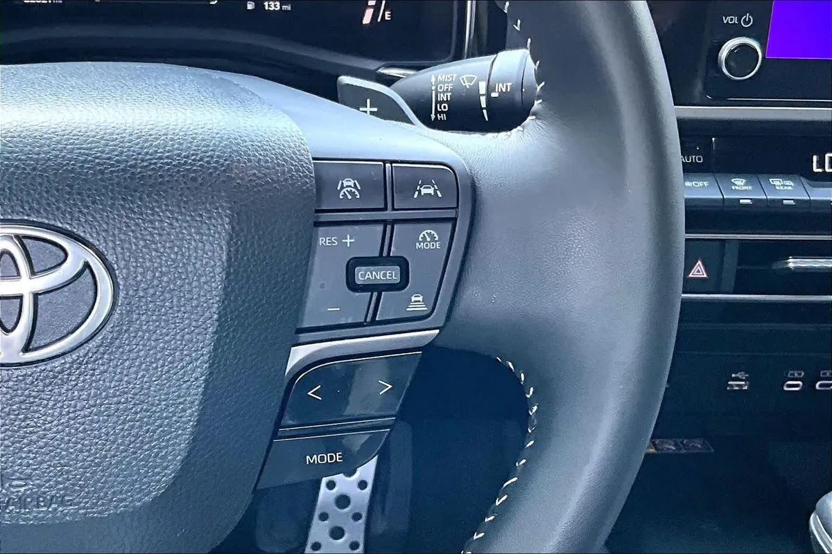 2025 Toyota Camry SE thumbnail 25