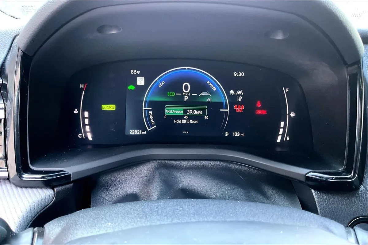 2025 Toyota Camry SE thumbnail 26
