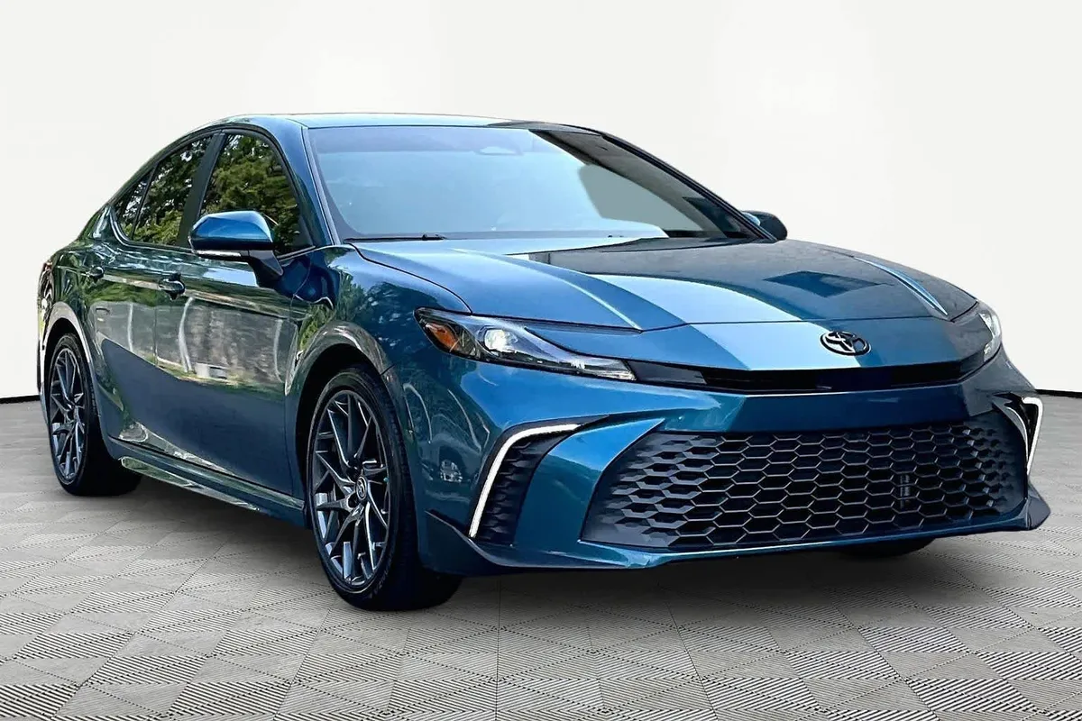 2025 Toyota Camry SE thumbnail 3