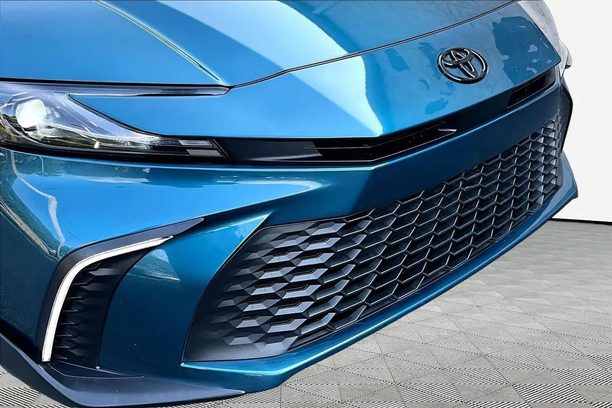 2025 Toyota Camry SE thumbnail 30