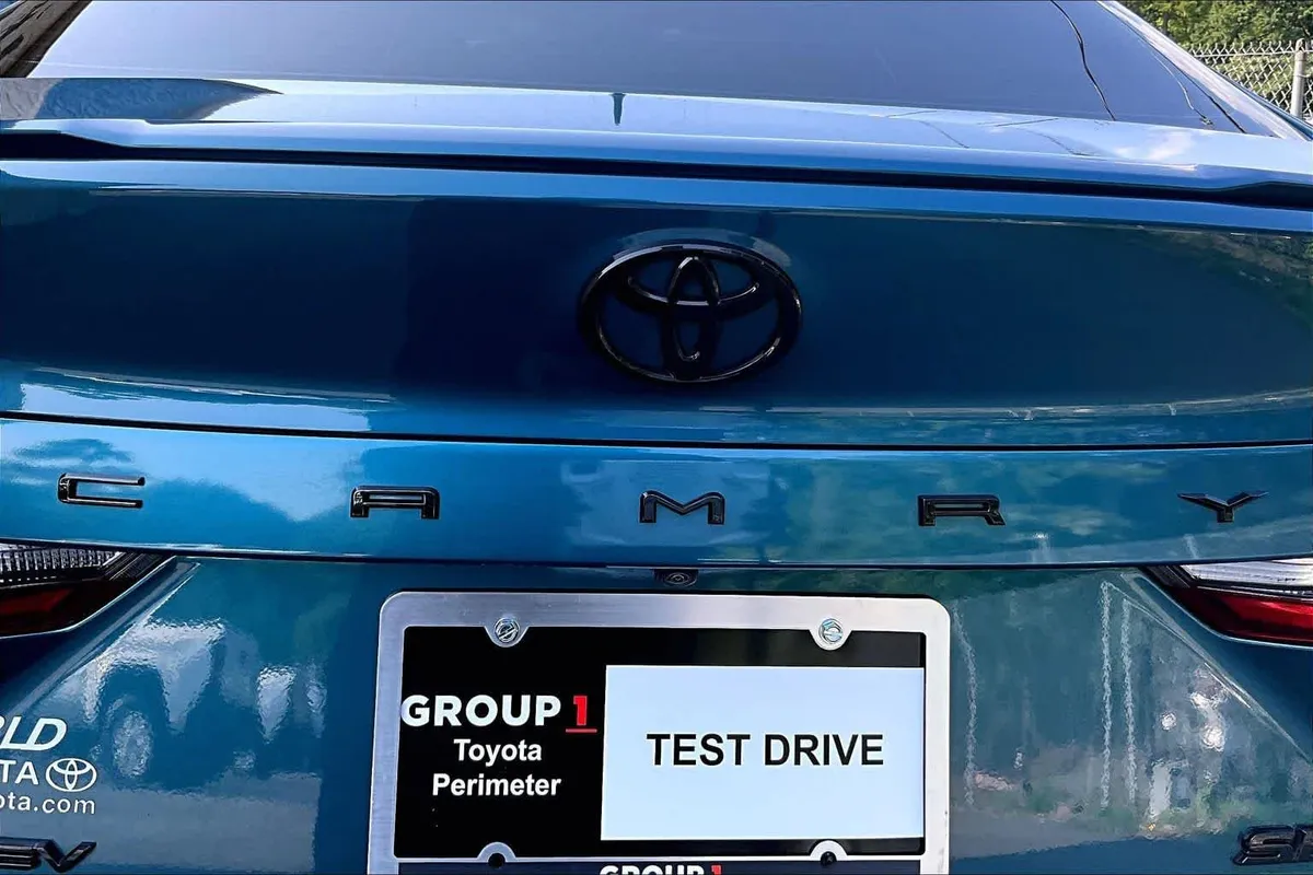 2025 Toyota Camry SE thumbnail 31
