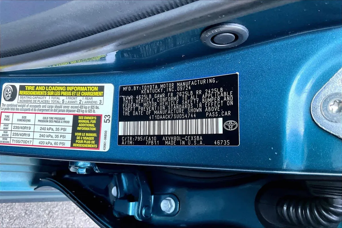 2025 Toyota Camry SE thumbnail 34